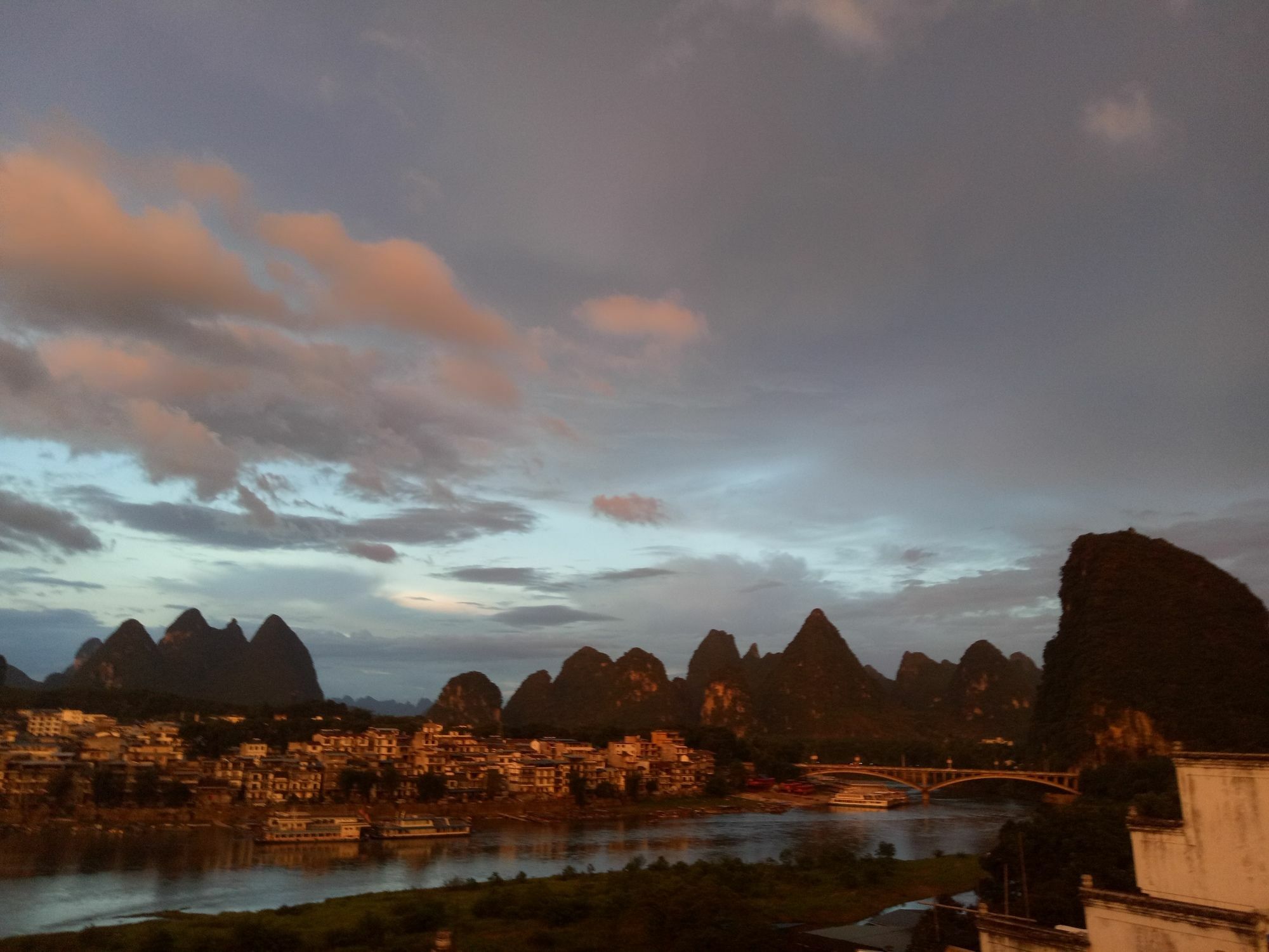 En Attendant Godot Youth Hostel Yangshuo Exterior foto